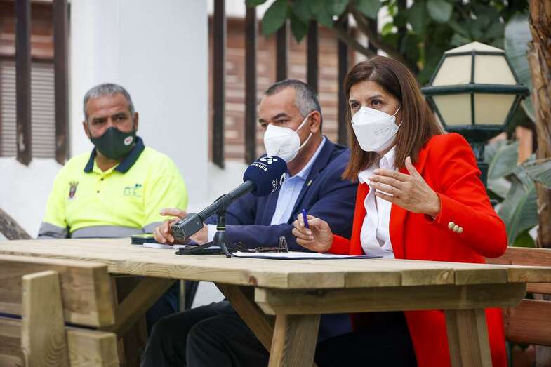 La alcaldes y el concejal con personal de la empresa FCC, concesionaria del servicio de Parques y Jardines/TA.